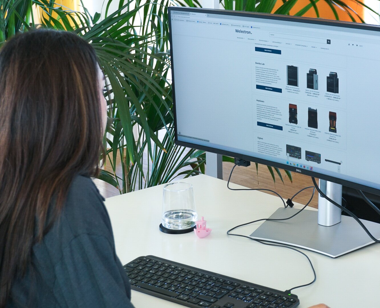 Employee at a screen showing the Welectron shop